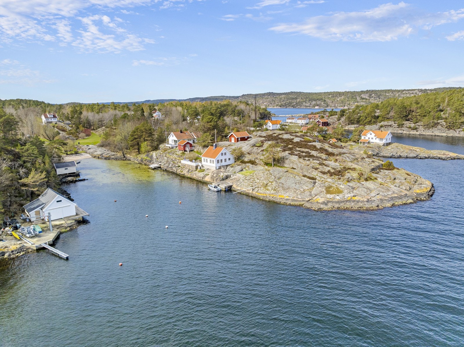 Stor tomt på hele 3,5 mål- her har man private omgivelser og fri utsikt! Galleribilde