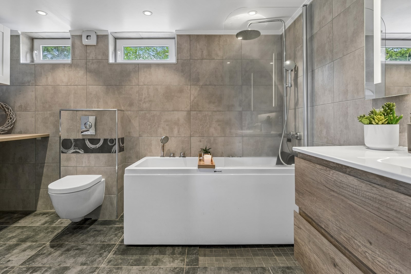 Badet i underetasjen ble modernisert i 2018 og har massasjebadekar med dusjvegg. Galleribilde