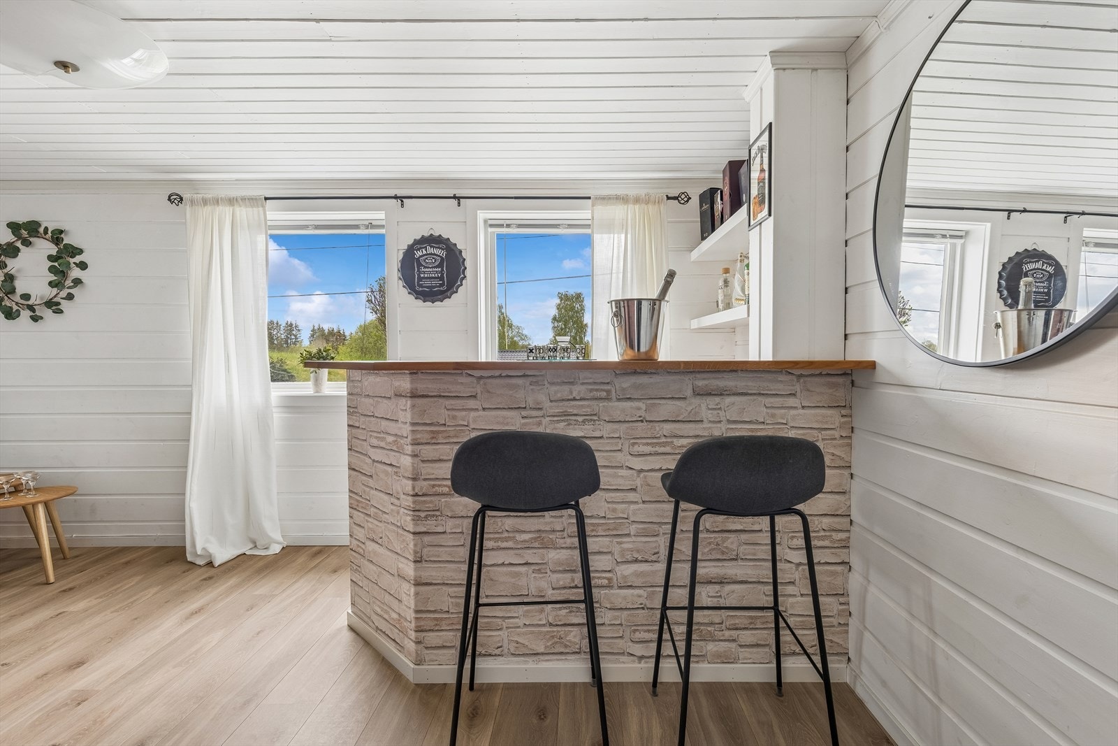 Kjellerstuen er et allsidig rom, innredet med en egen bardisk. Galleribilde