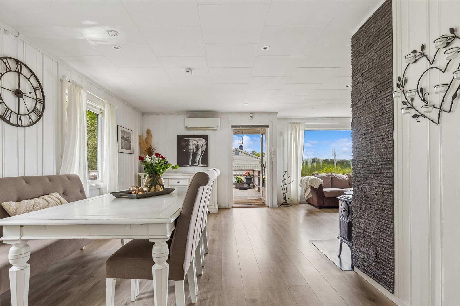 Stuen har en åpen løsning med god plass til både spisebord og sofagruppe. Galleribilde