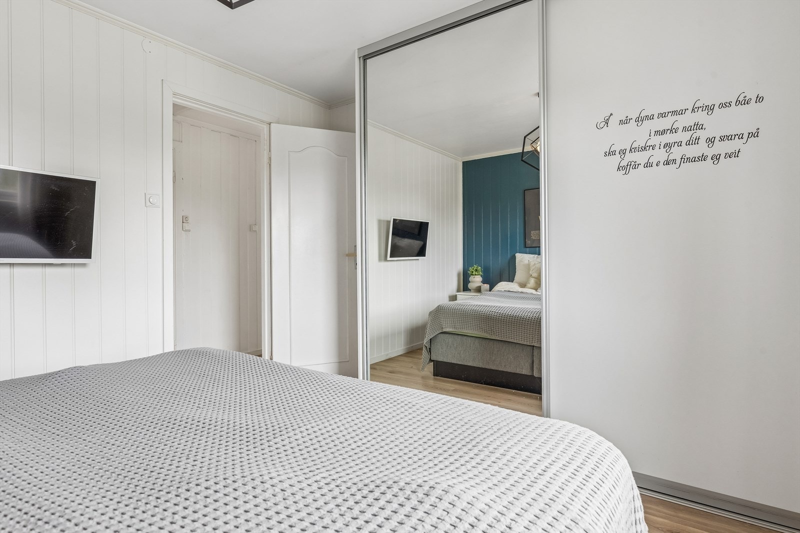 Skyvedørsgarderobe med speilfronter gir rikelig med oppbevaringsplass. Galleribilde