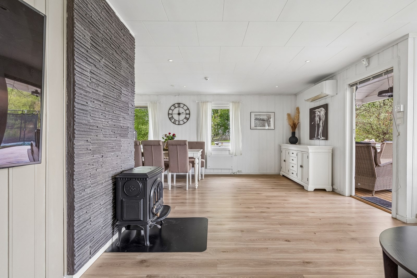 En luft-til-luft varmepumpe, installert i 2018, sørger for effektiv oppvarming. Galleribilde