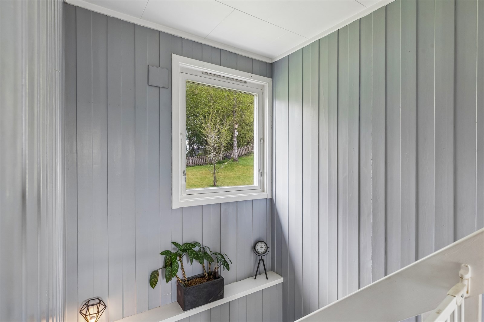 Den malte tretrappen forbinder de to etasjene. Galleribilde