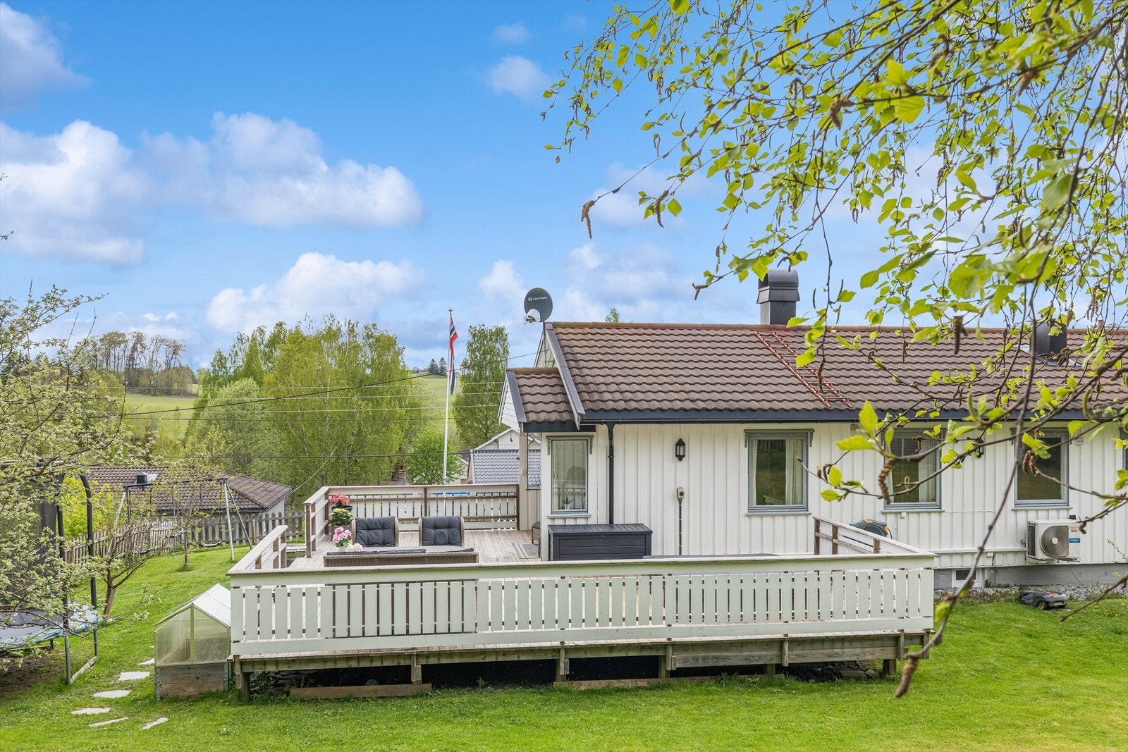 Enebolig over to plan med en stor, sørvestvendt terrasse med utgang fra stuen. Galleribilde