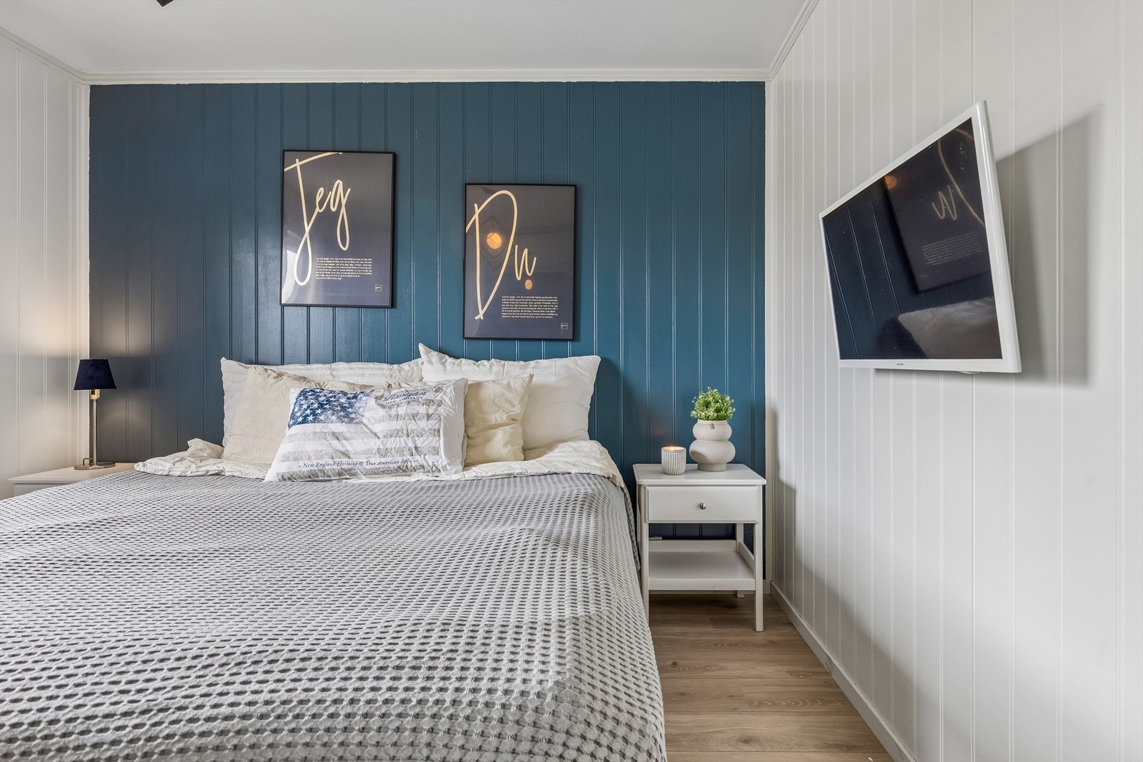 Hovedsoverommet har god plass til dobbeltseng og nattbord. Galleribilde