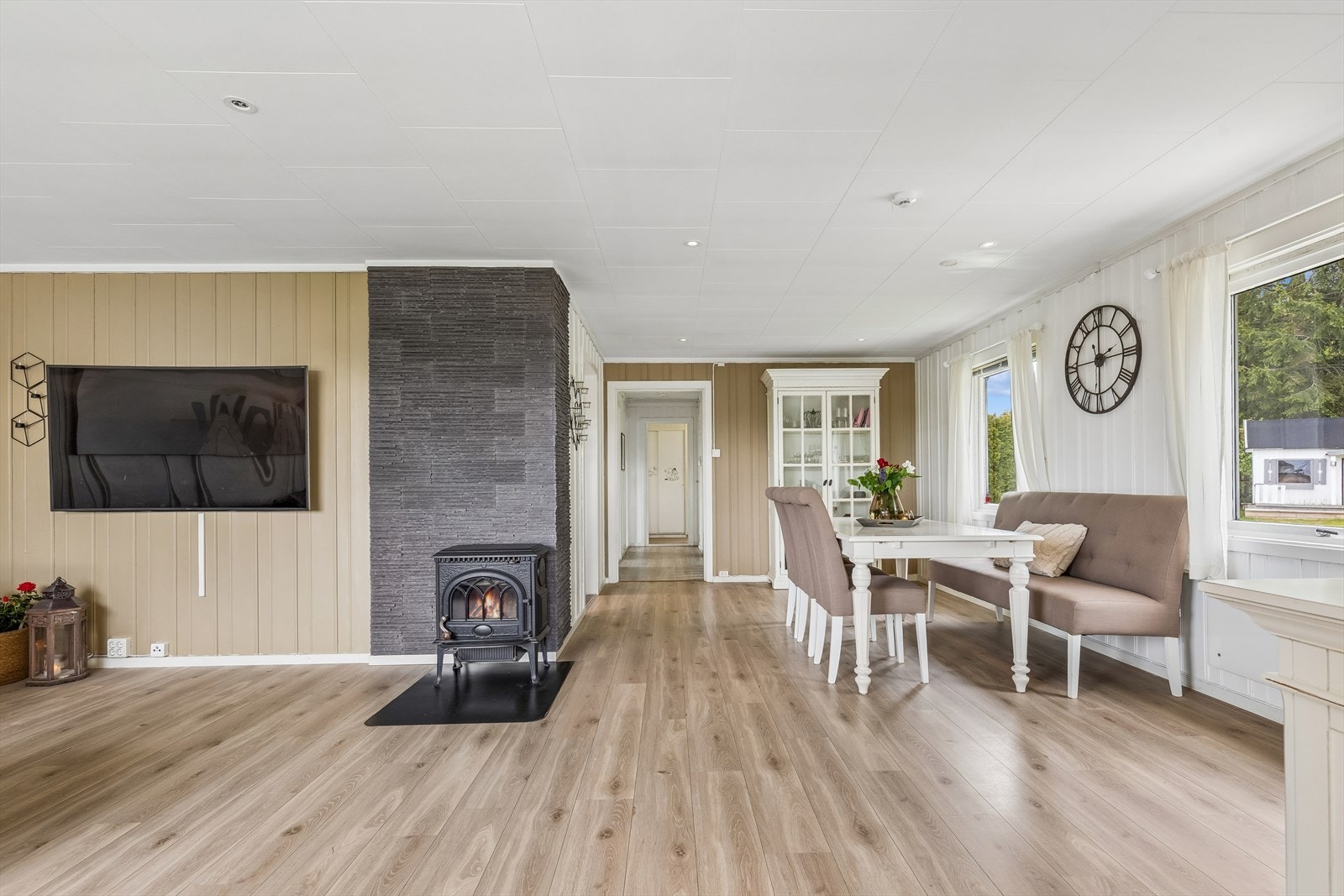 En vedovn ved elementpipen gir ekstra varme og hygge. Galleribilde