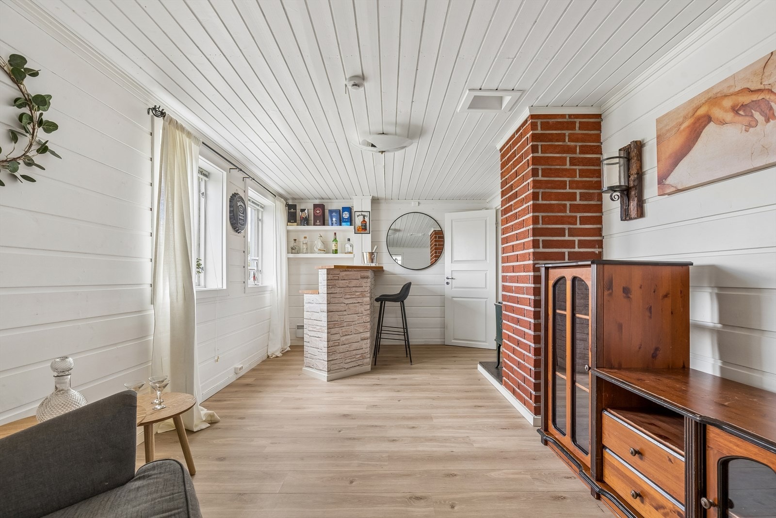 Rommet har utlektede vegger mot terreng og en egen vedovn. Galleribilde