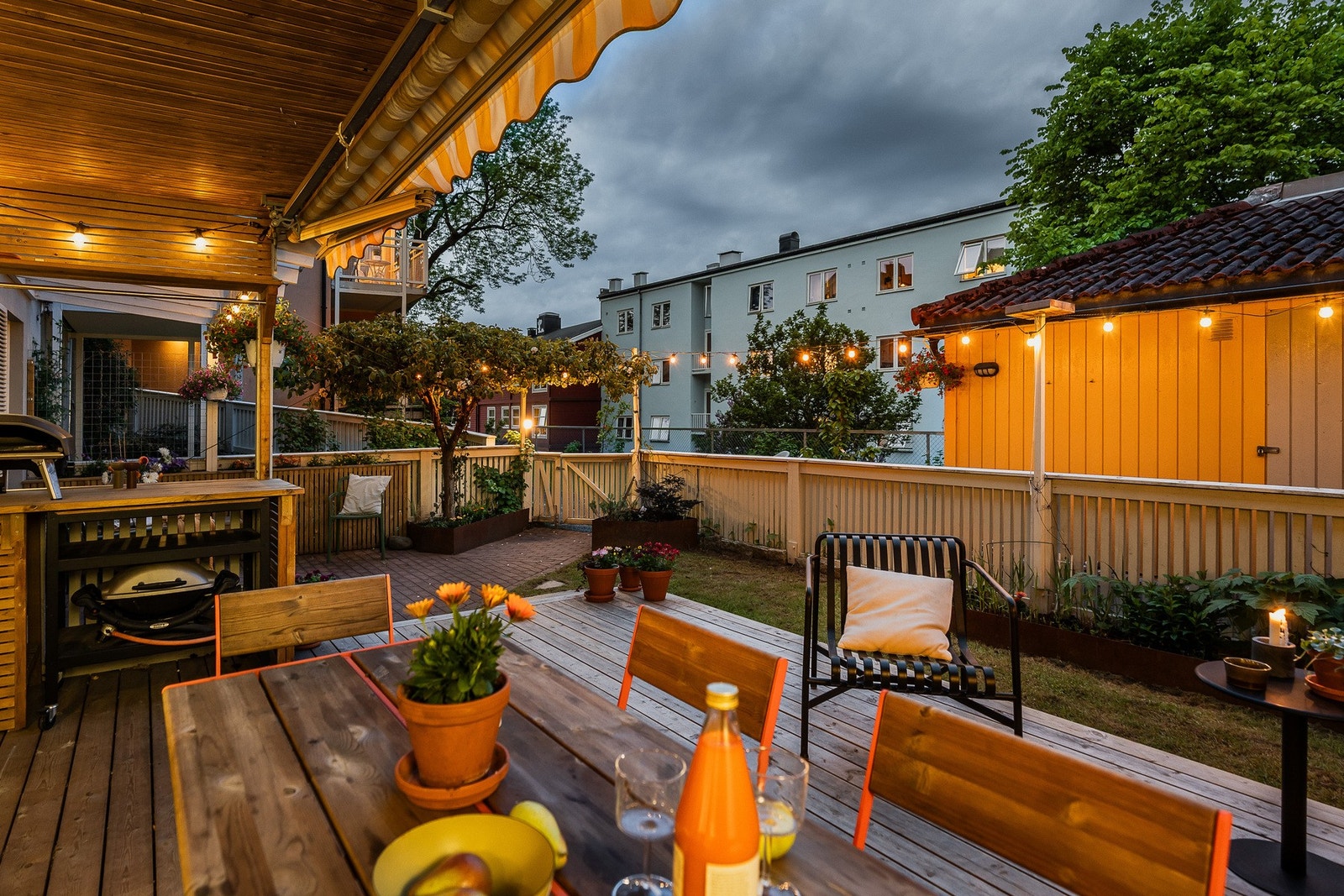 Terrassen på ca. 23 m² har flere naturlige soner for sittegruppe, grill og avslapning. Galleribilde