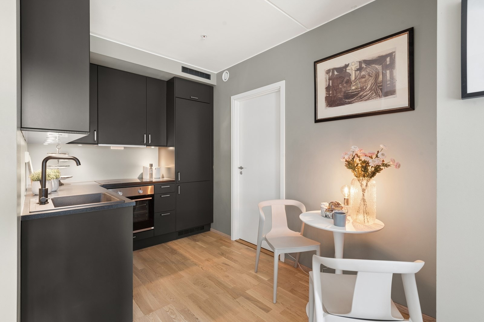 Leiligheten byr på et delikat kjøkken med takhøy innredning i stilfull farge med glatte fronter og laminat benkeplate. Galleribilde