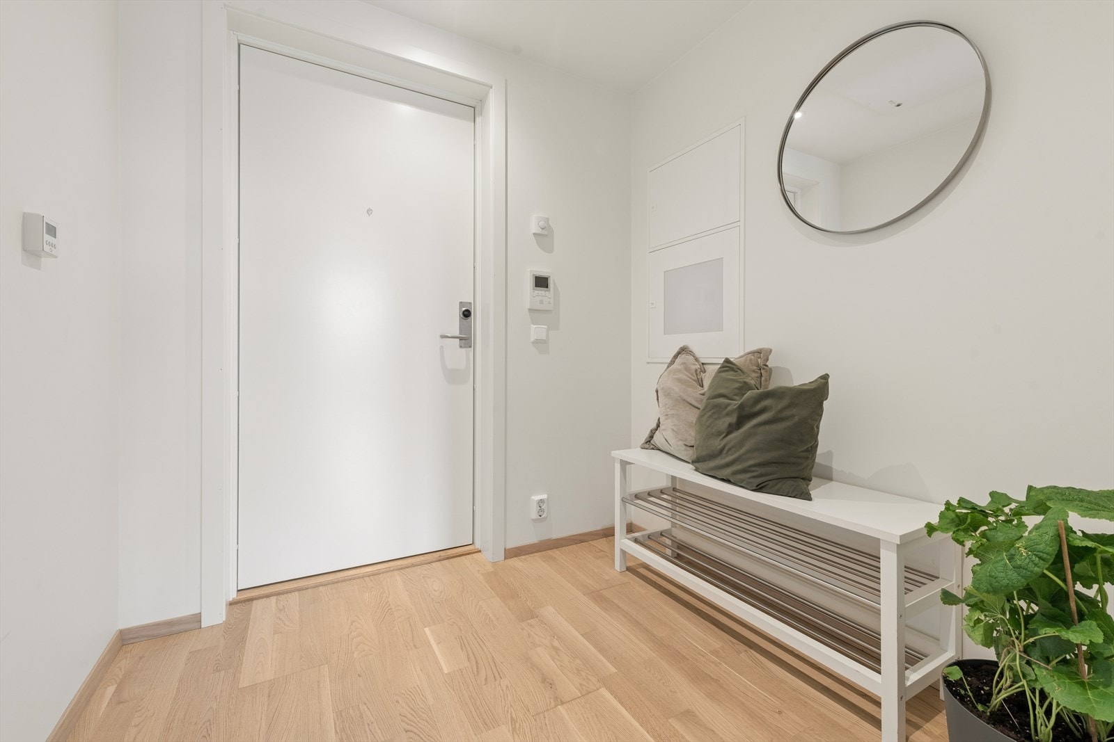 Du ønskes velkommen inn til en lys gang med plass til å henge fra seg yttertøy og sko. Galleribilde