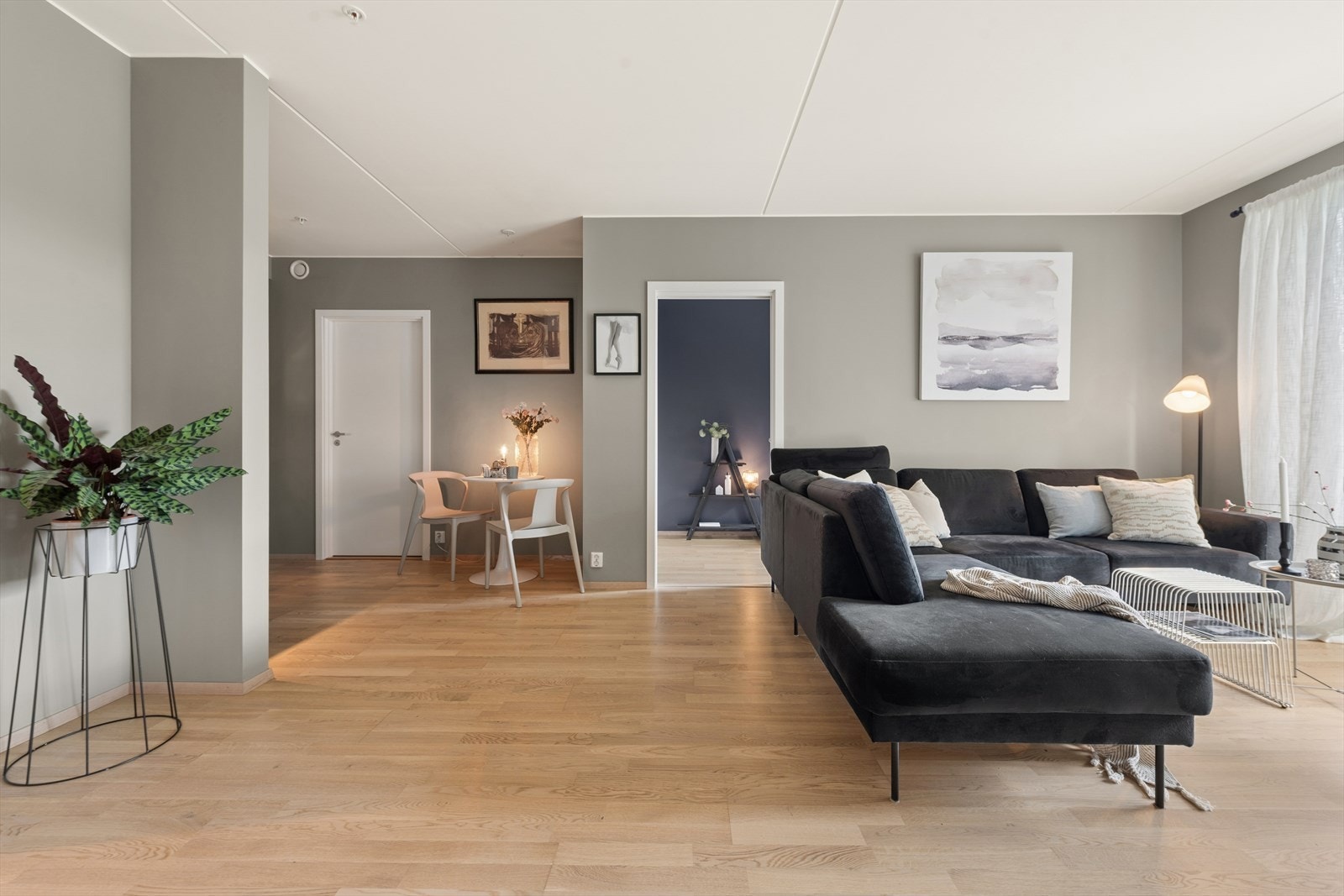 Stuen oppleves luftig og det er naturlig plass til sofa med tilhørende møblement. Galleribilde