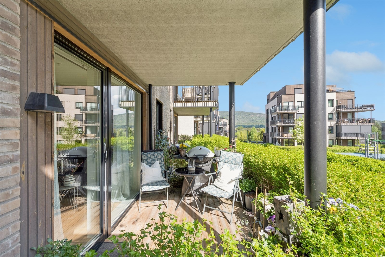 Overbygget terrasse hvor du kan nyte finværet. Galleribilde