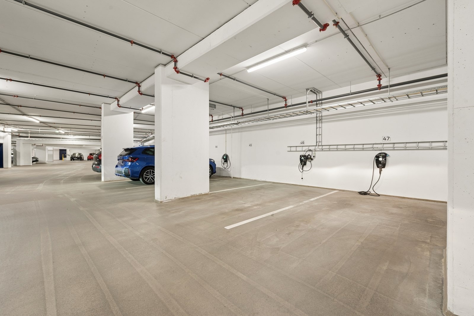 Leiligheten disponerer parkeringsplass i sameiets garasjeplass med elbil lader. Galleribilde