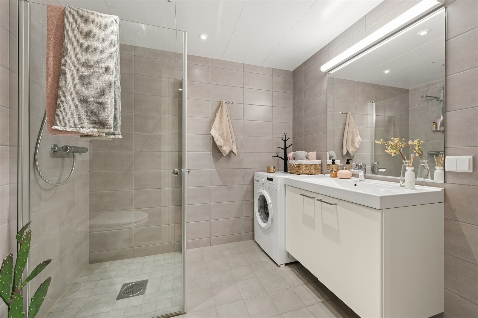 Badet er pent flislagt og varmekablene gir en behagelig start på dagen. Galleribilde