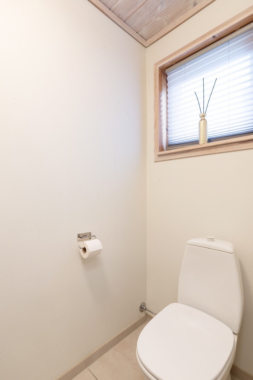 Gjestetoalett i 1. etasje med wc og servant. Galleribilde