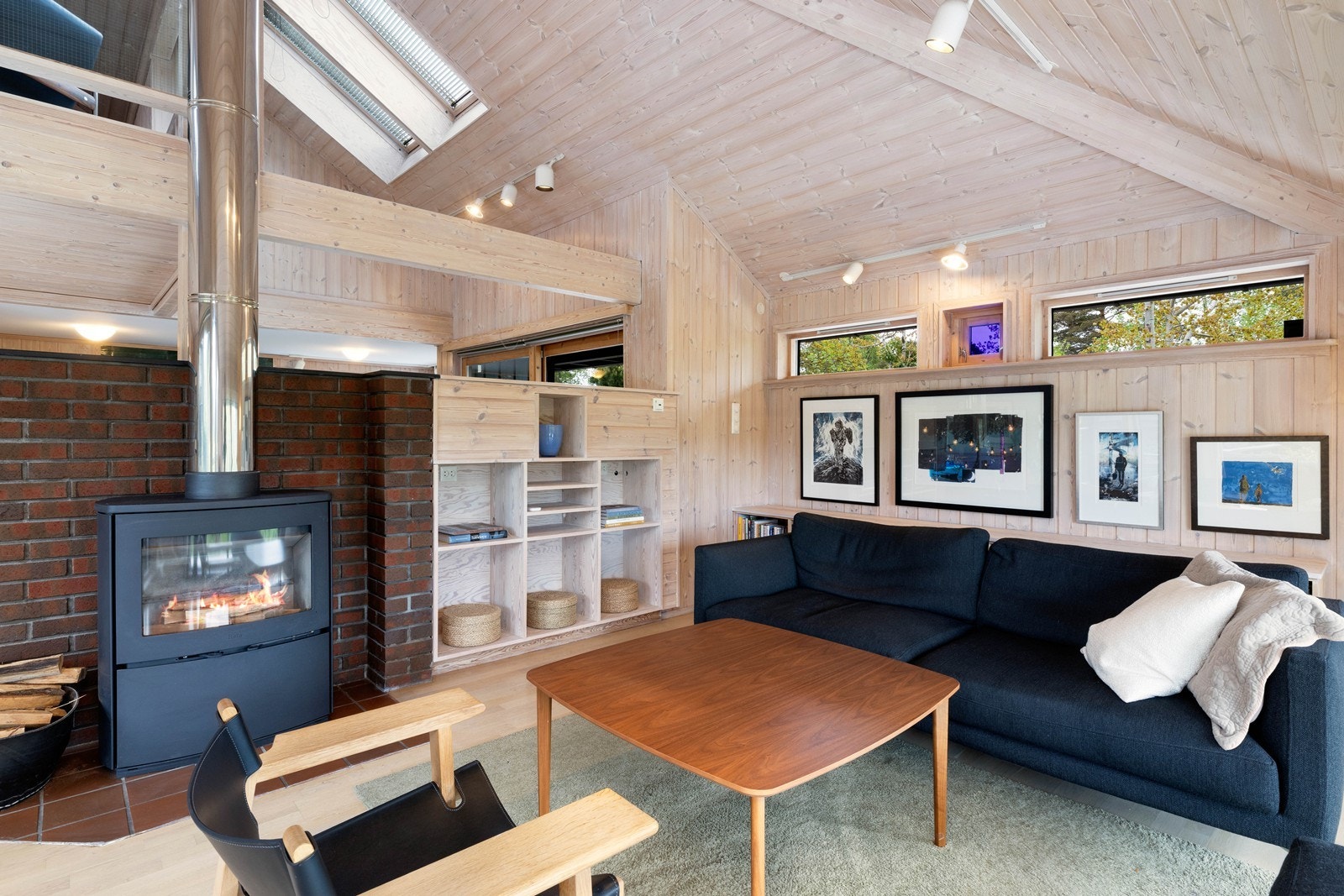 Overflater i tre er stort sett behandlet med Osmo dekorvoks, som gir et naturlig og elegant uttrykk samtidig som treets struktur bevares. Galleribilde
