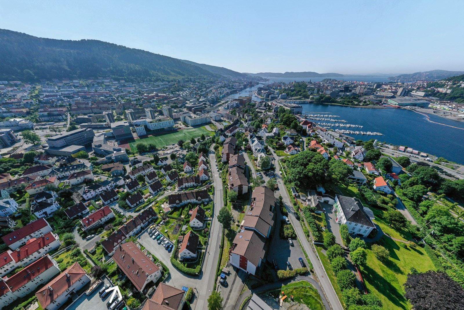I nærområdet finnes dagligvarebutikker som Kiwi og Spar, i tillegg til skoler og barnehager. Galleribilde