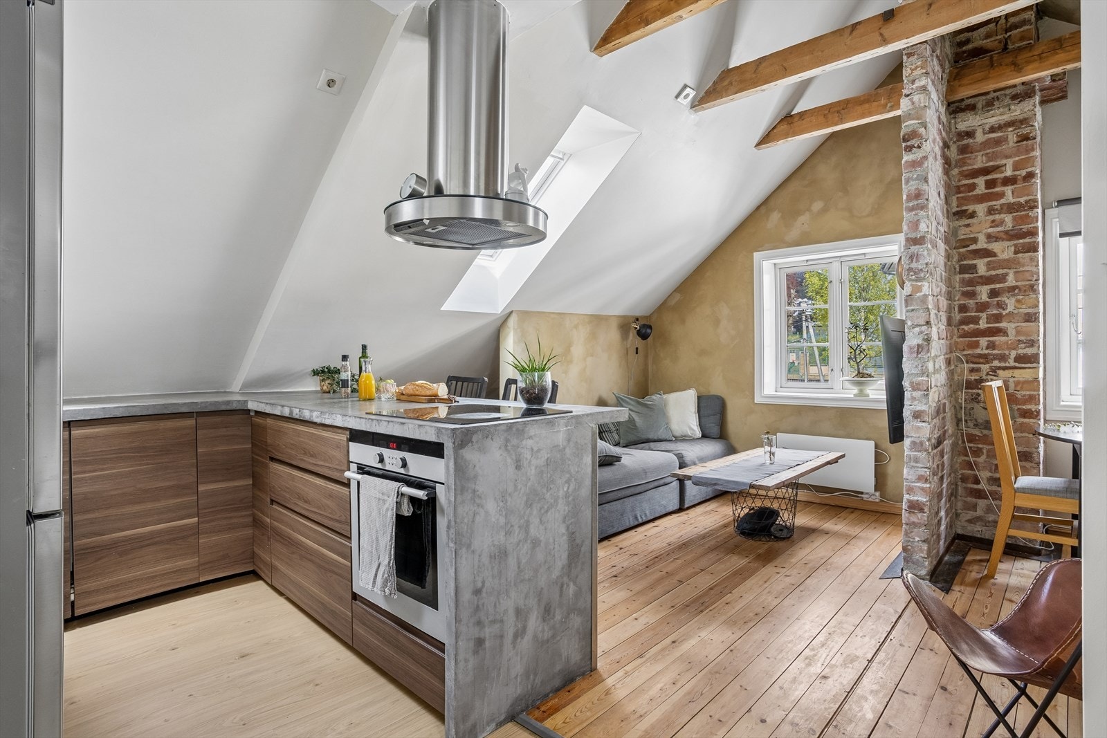 Velkommen til Øvre Pinnelien 4! Loftleilighet med særpreg, med nydelig beliggenhet for studenter, i et rolig, men sentralt område! Galleribilde