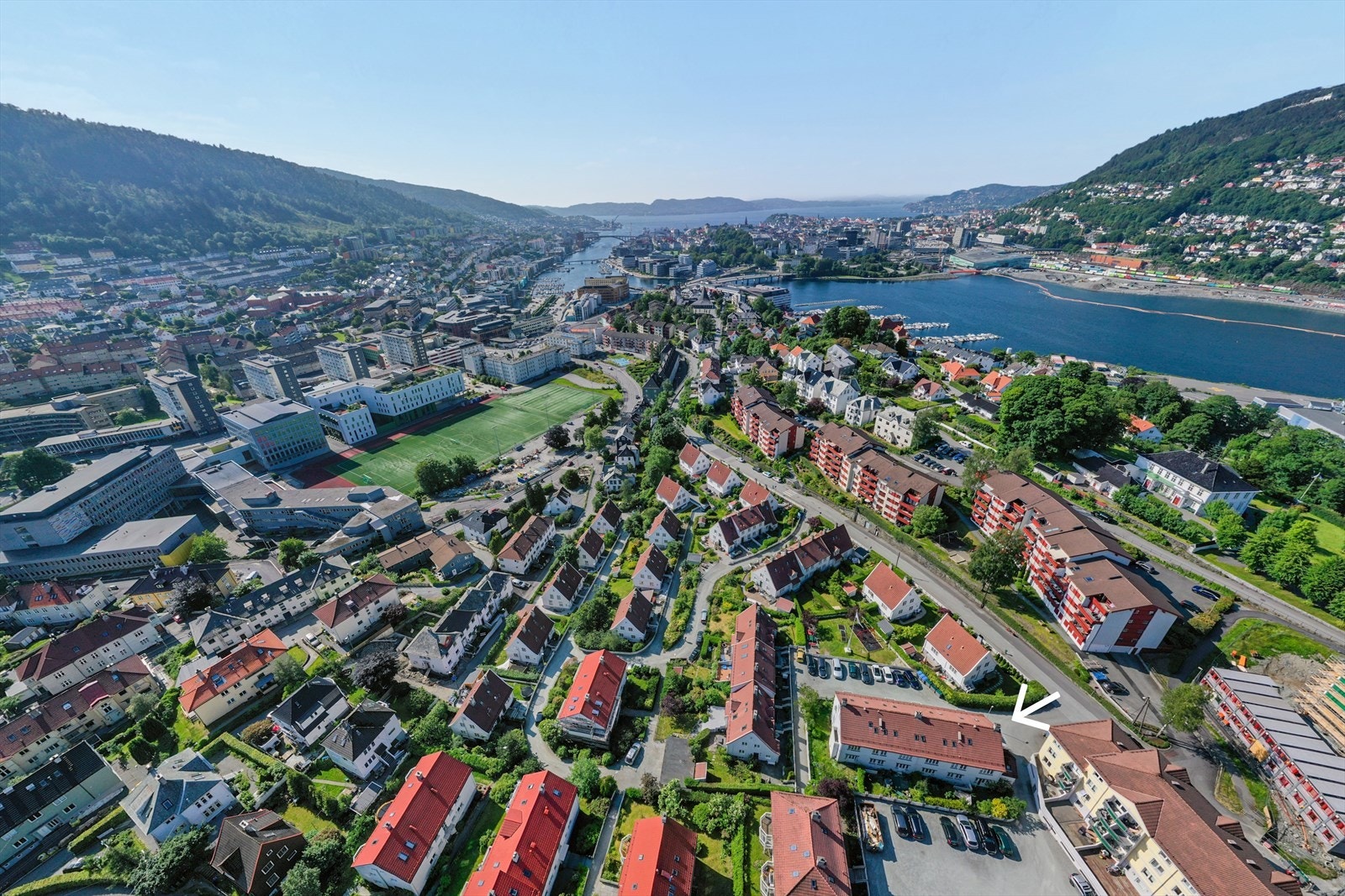 Beliggenheten på Kronstad gir nærhet til både sentrum og turmuligheter i byfjellene. Galleribilde