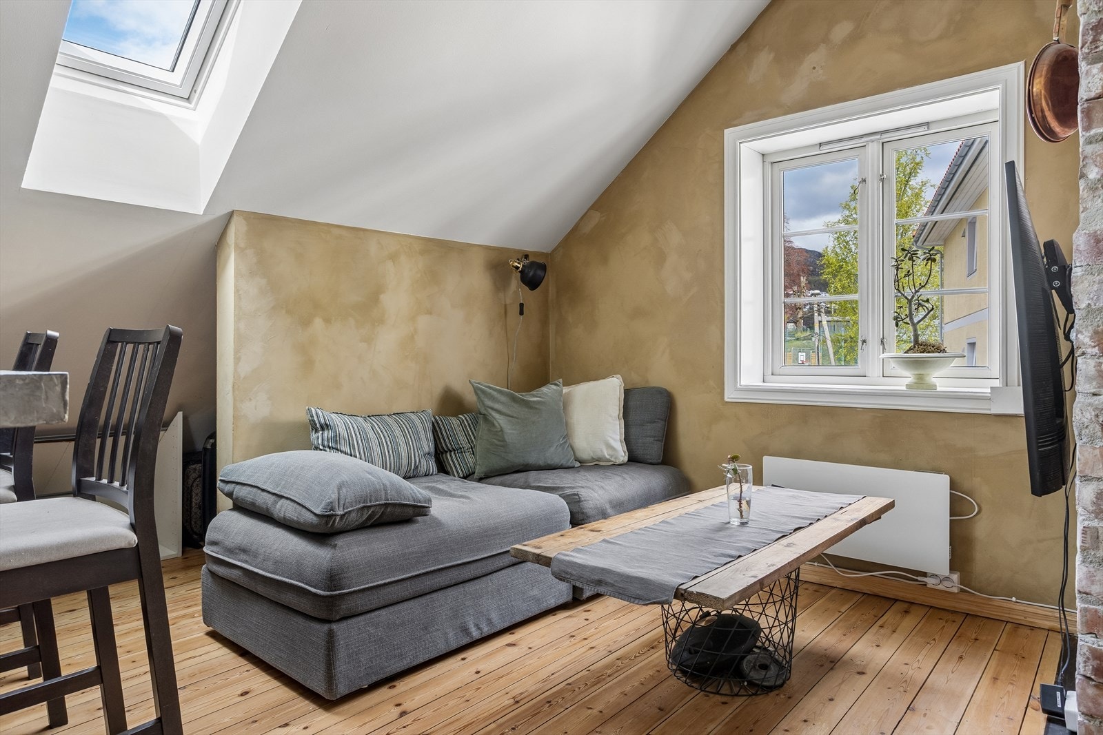 Hyggelig sofa- og TV krok Galleribilde