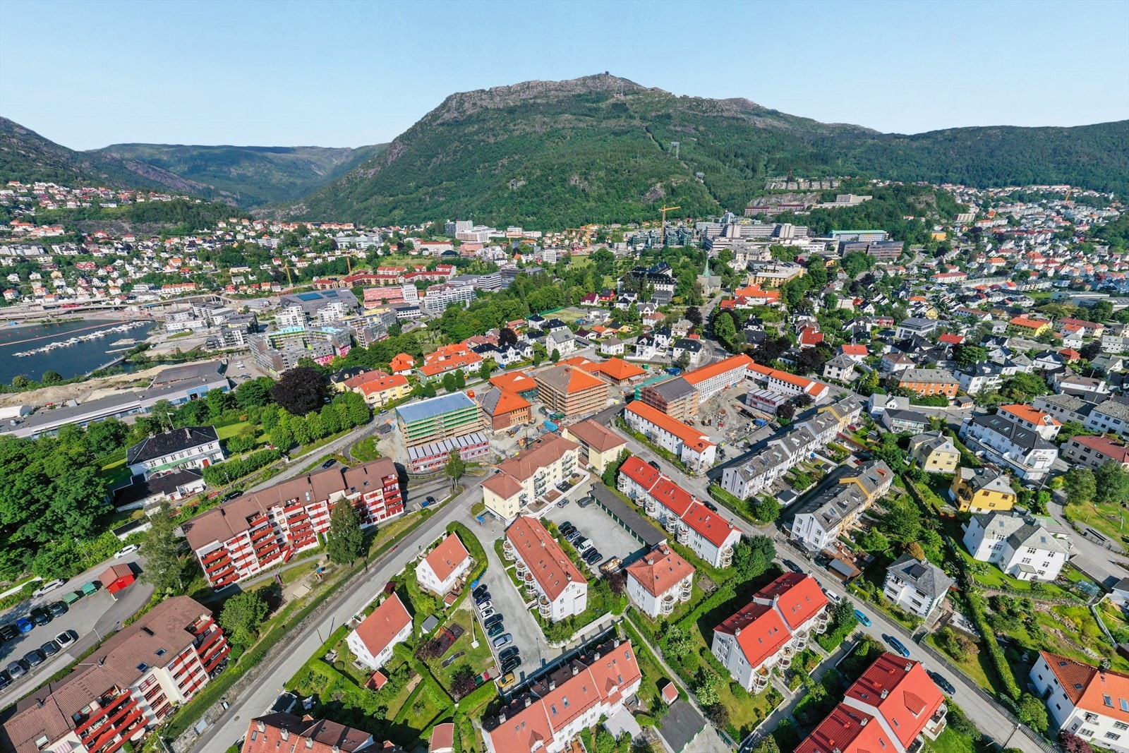 Området har et meget godt kollektivtilbud, med kort vei til bybanestopp ved Danmarks plass. Galleribilde