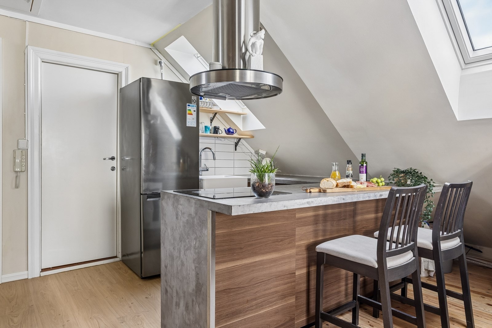 Svært stilig og unikt kjøkken! Kjøkkeninnredning fra 2019 med spesialbygde benkeplater i mikrosement og en praktisk kjøkkenøy. Galleribilde
