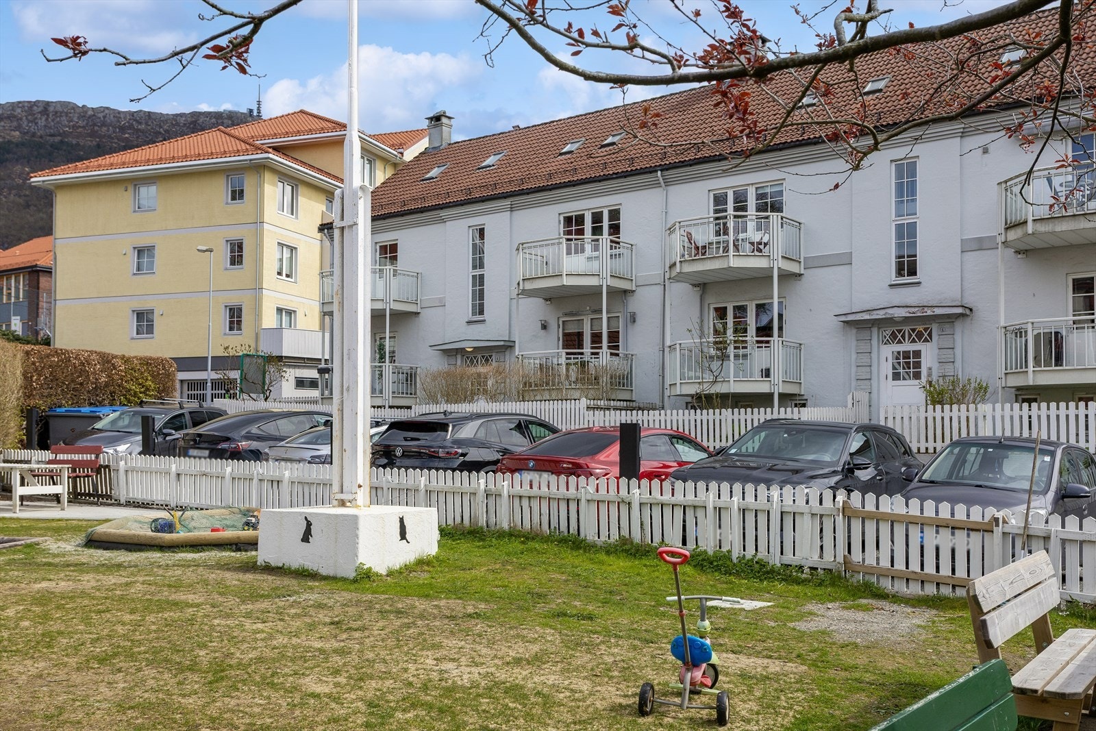 Fellesareal med lekeplass, hvor borettslaget har tradisjon for å arrangere juletregang for beboerne. Galleribilde
