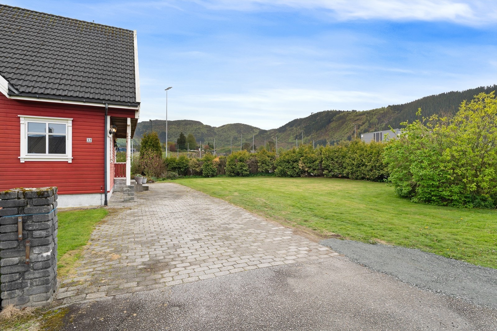 Eiendommen har en stor og flat hage, ideell for lek og aktiviteter. Galleribilde