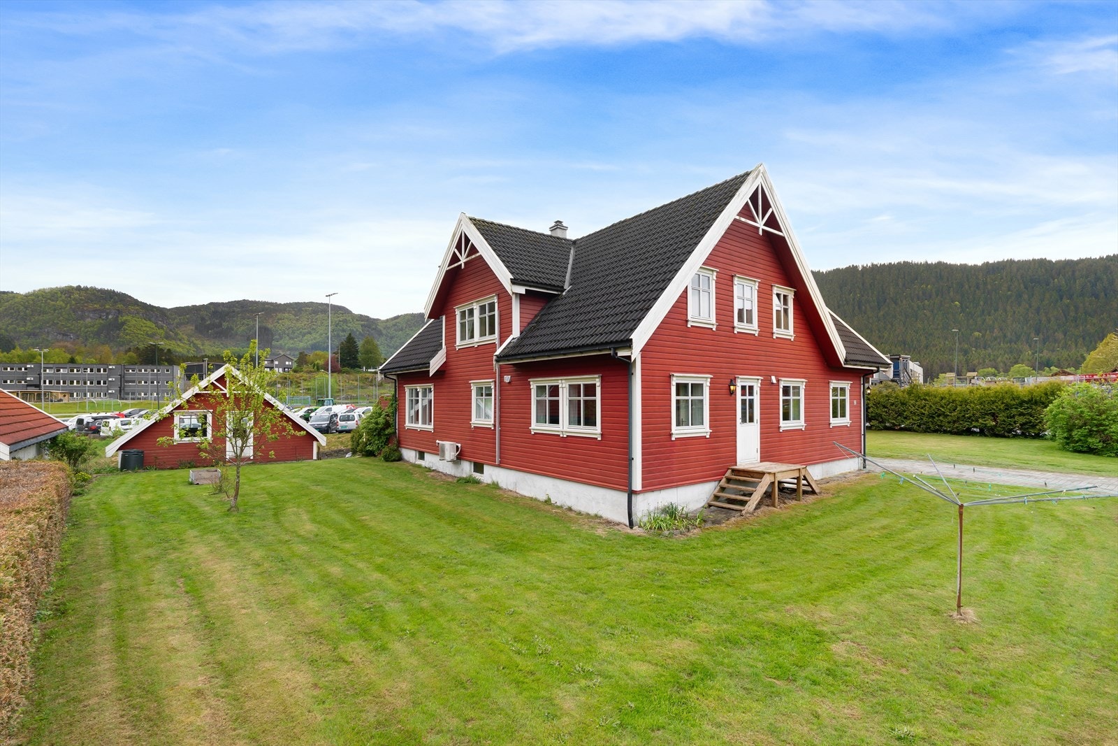 Dette er en innholdsrik enebolig med syv soverom, to stuer og en stor, flat og barnevennlig tomt. Galleribilde