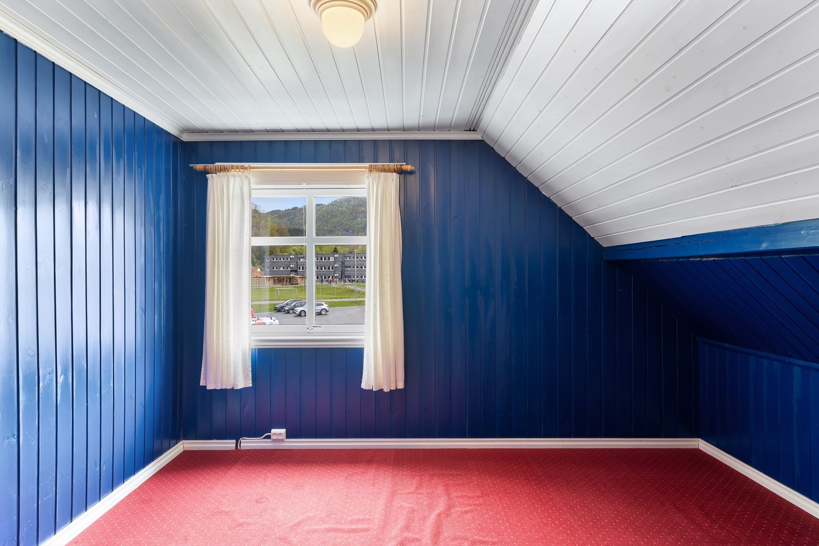 Soverom med panel på vegger og i tak. Galleribilde