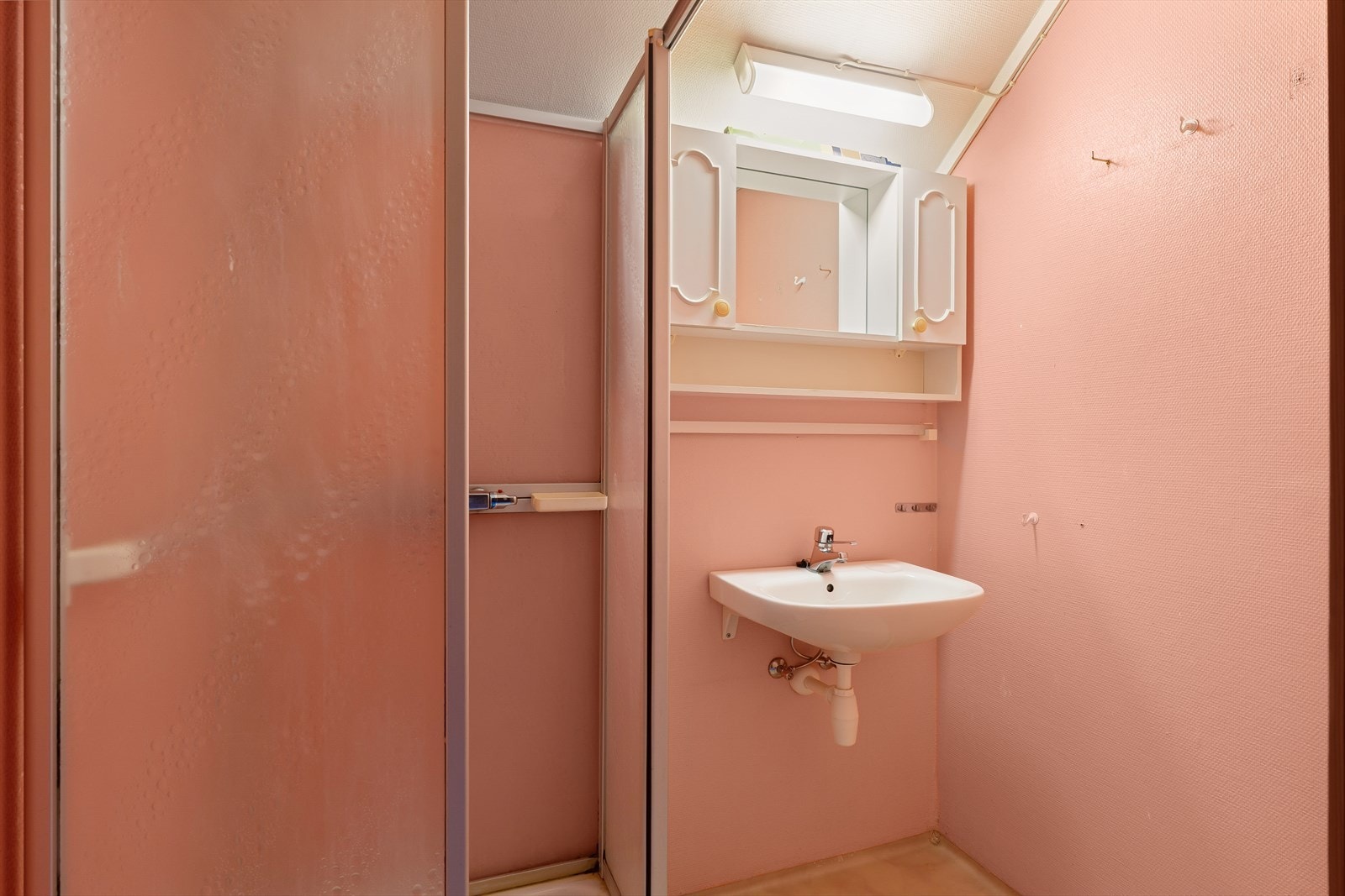 Badet i andre etasje har vinylbelegg på gulv, dusjkabinett og servant. Galleribilde