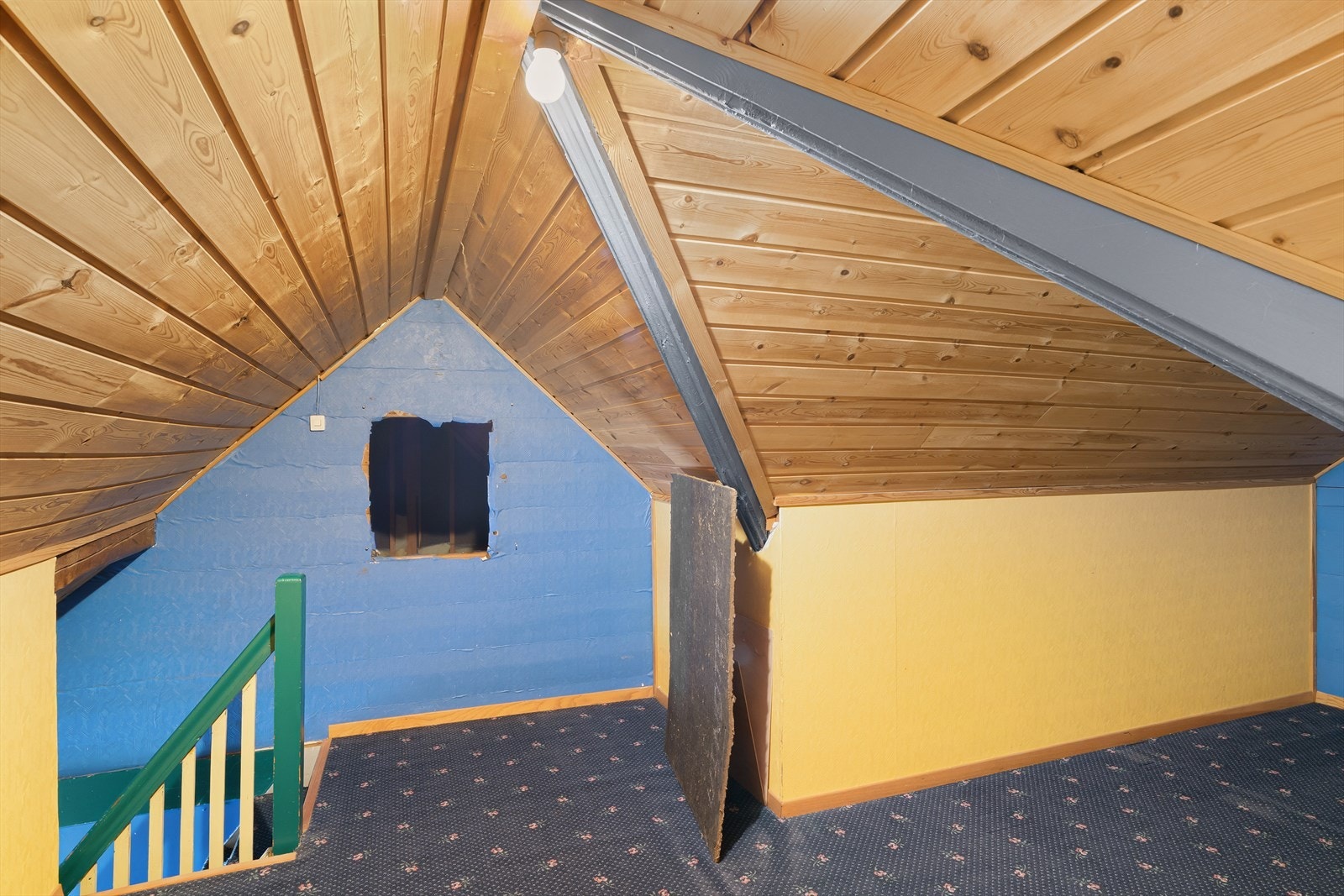 Loftet er uinnredet og har synlige takkonstruksjoner i tre. Galleribilde