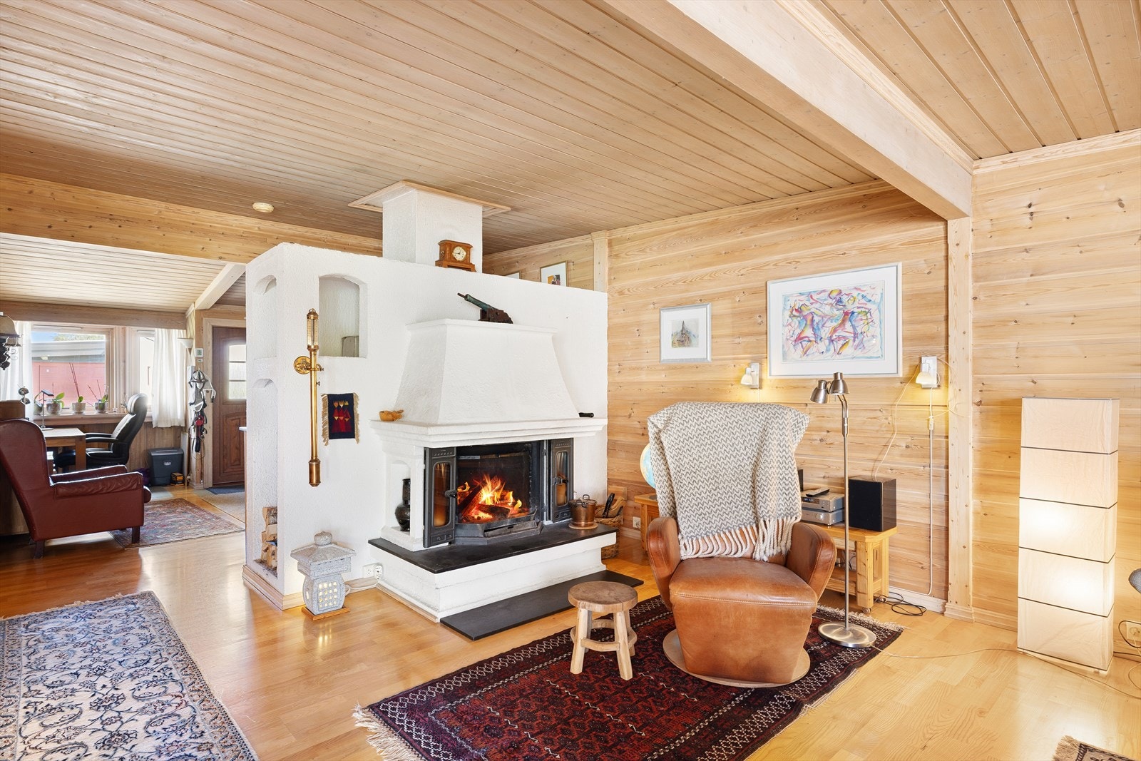 I den ene sonen er det også en flott peis med innfelt hylle til vedkubbene. Galleribilde