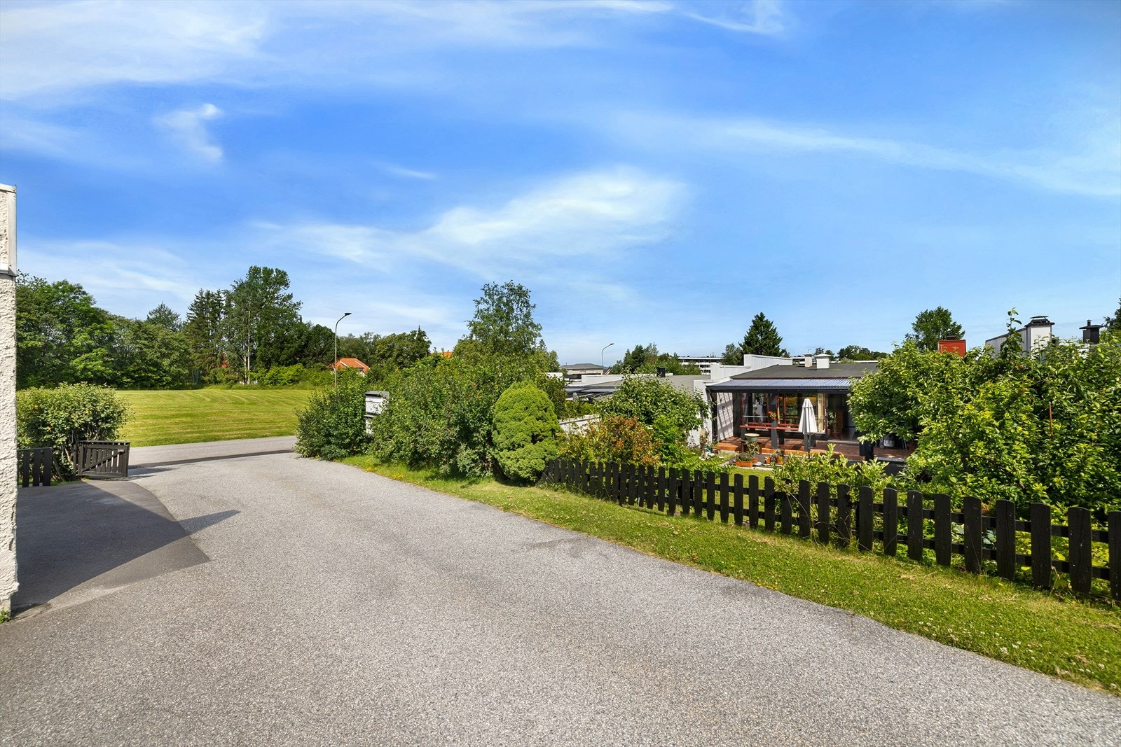 Rekkehuset i nr. 32 er beliggende som andre hus i rekken, i en rolig blindvei uten gjennomgangstrafikk. Galleribilde