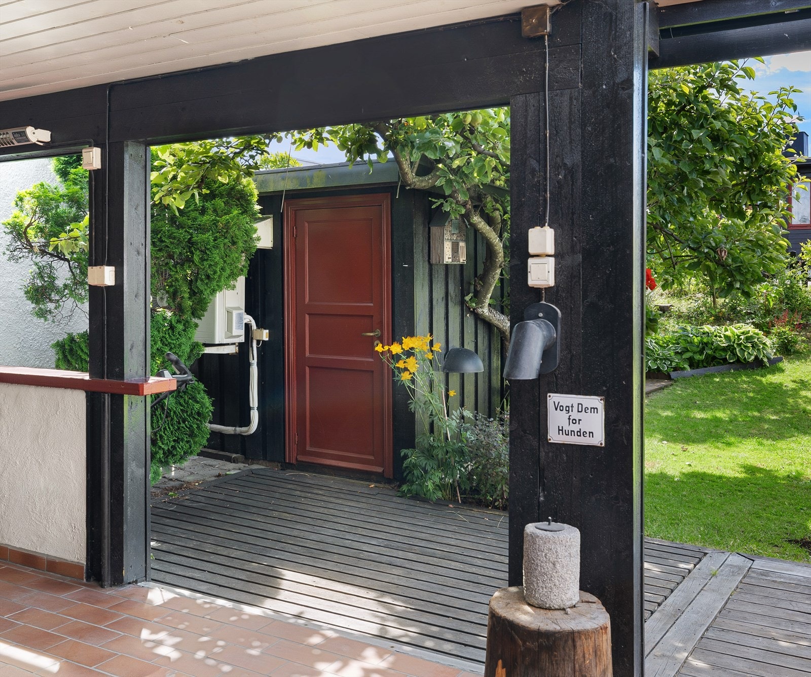 Treterrasse på mark med direkte tilgang til uteboden som gir gode oppbevaringsmuligheter for hageredskaper, puter og annet utstyr. Galleribilde