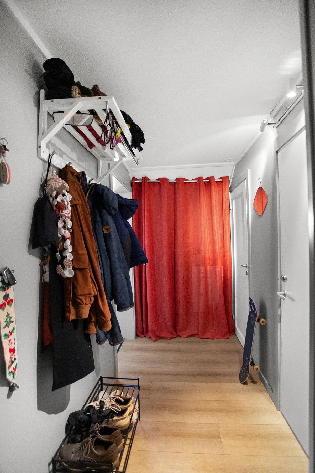 Leiligheten inneholder gang, kjøkken, stue/spisestue, to soverom, alkove, bad samt sekundær gang. Galleribilde
