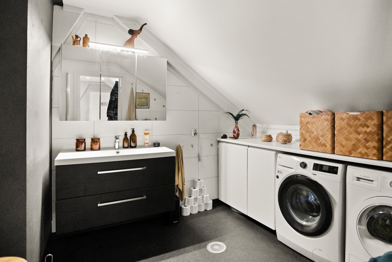 Badet er utstyrt med elektriske varmekabler i gulv som gir behagelig oppvarming. Galleribilde