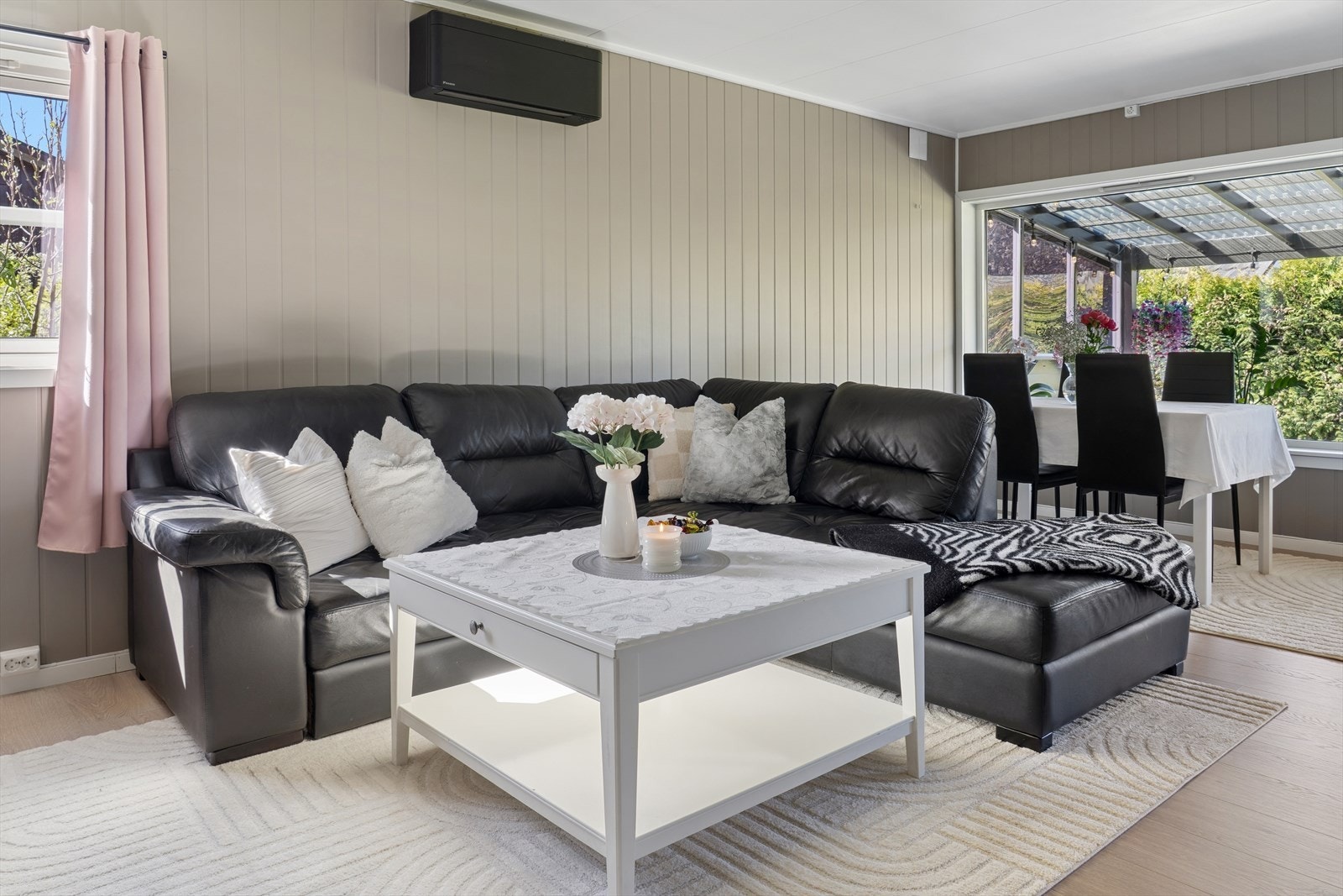 Stor stue med plass til hele familien. Her har man god plass til flere møbleringsmuligheter. Galleribilde