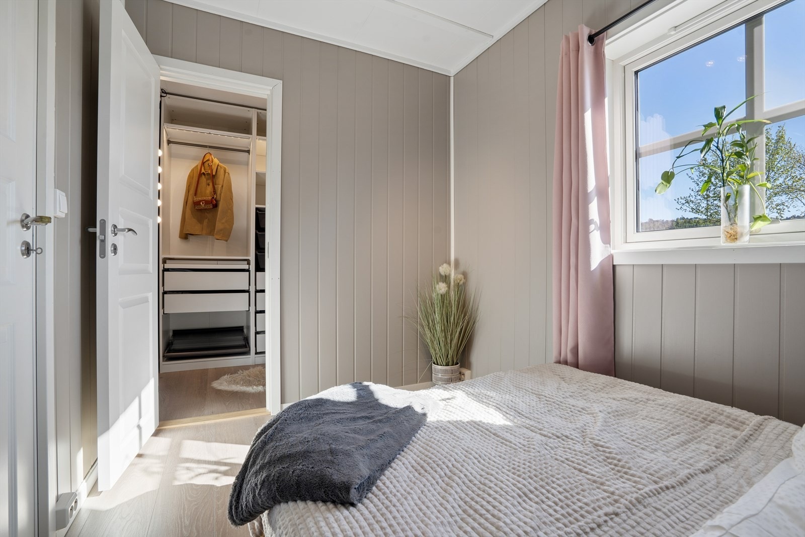 Soverom med naturlig lys og hyggelig uttrykk. Eget walk in closet. Galleribilde