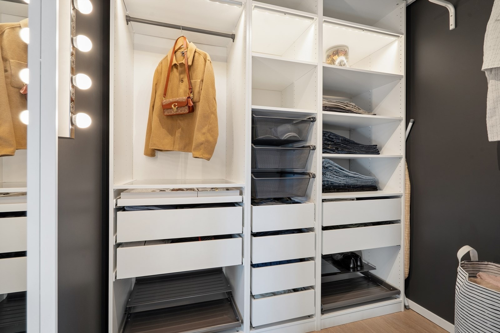 Walk-in garderobe med god oppbevaringsplass. Galleribilde
