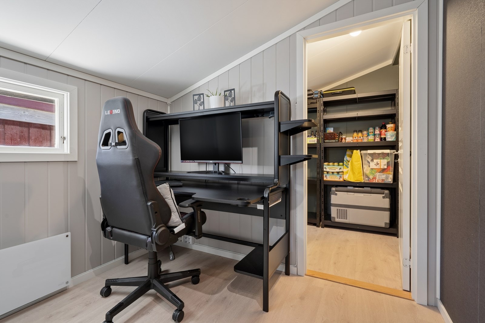 Kontor/arbeidsrom med plass til hjemmekontor. I tilegg har man en innvendig bod. Galleribilde