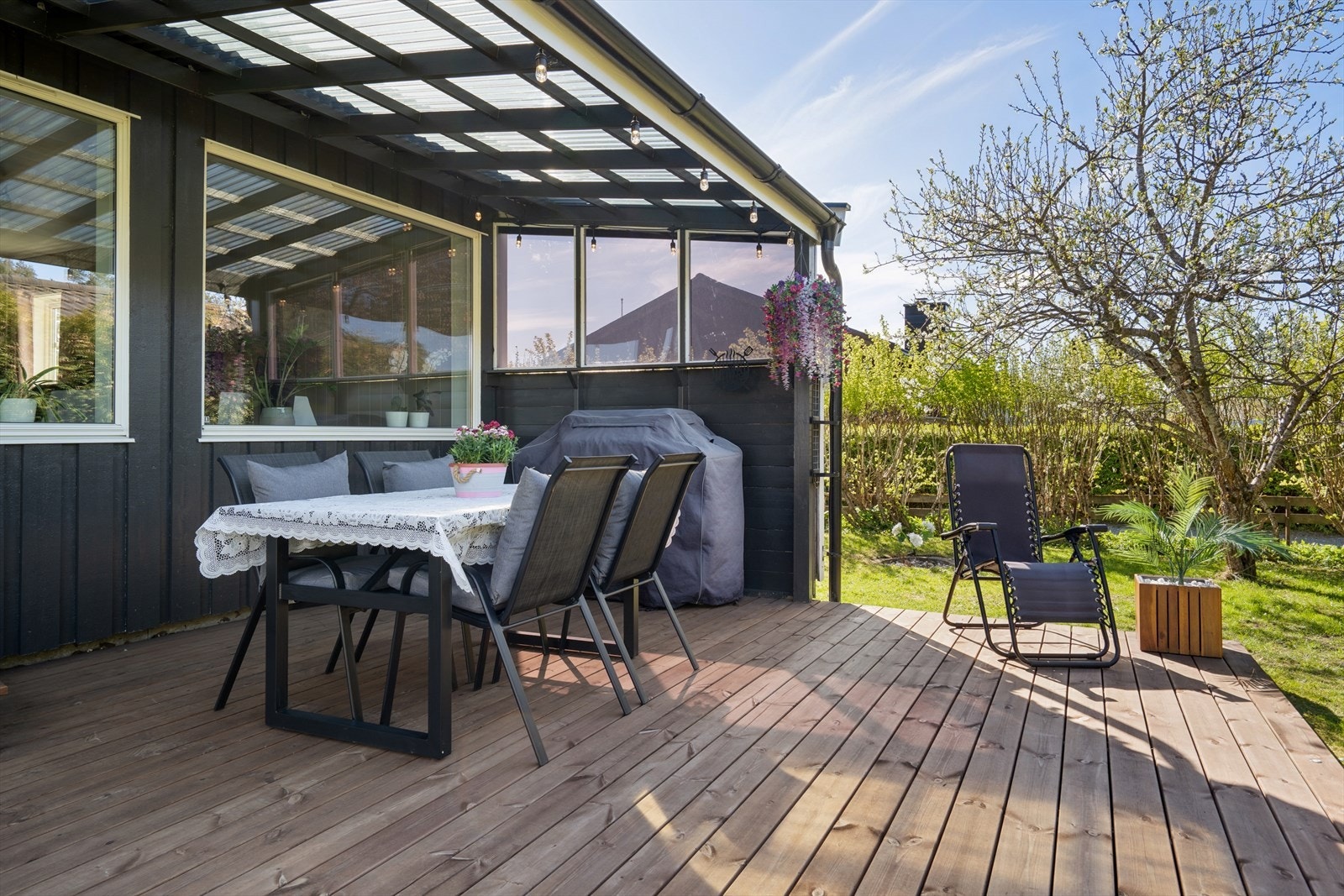 Solrik terrasse på hele 20kvm med god plass til sittegruppe og grilling. Galleribilde