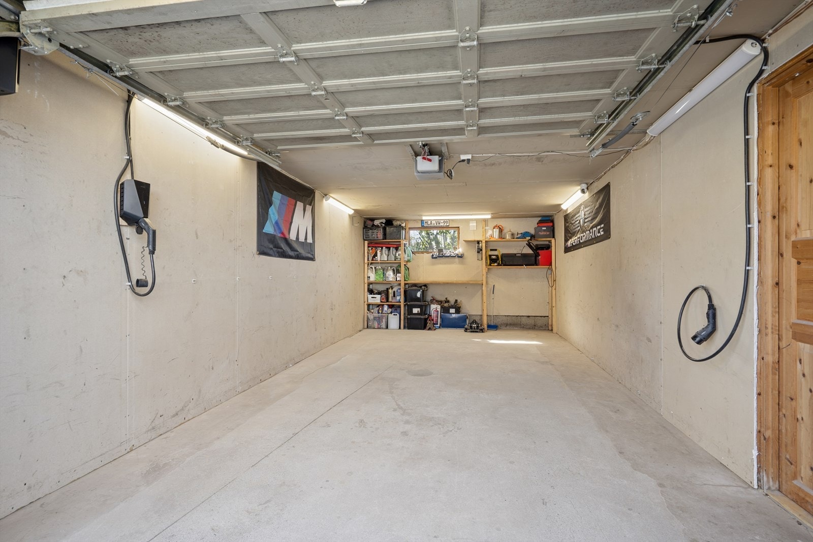 Garasje med elbil lader og snekkerbod/bod. Parkering på oppstillingplass. Galleribilde