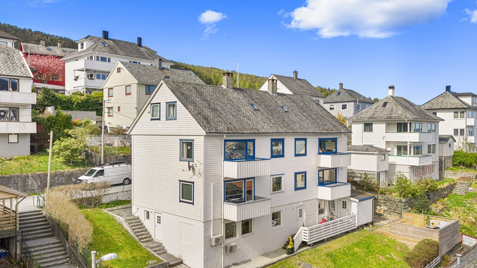 Frydenbøveien har en svært attraktiv og sentral beliggenhet. Eiendommen er romslig og er opparbeidet med flott hage og felles terrasse med flott utsikt. Galleribilde