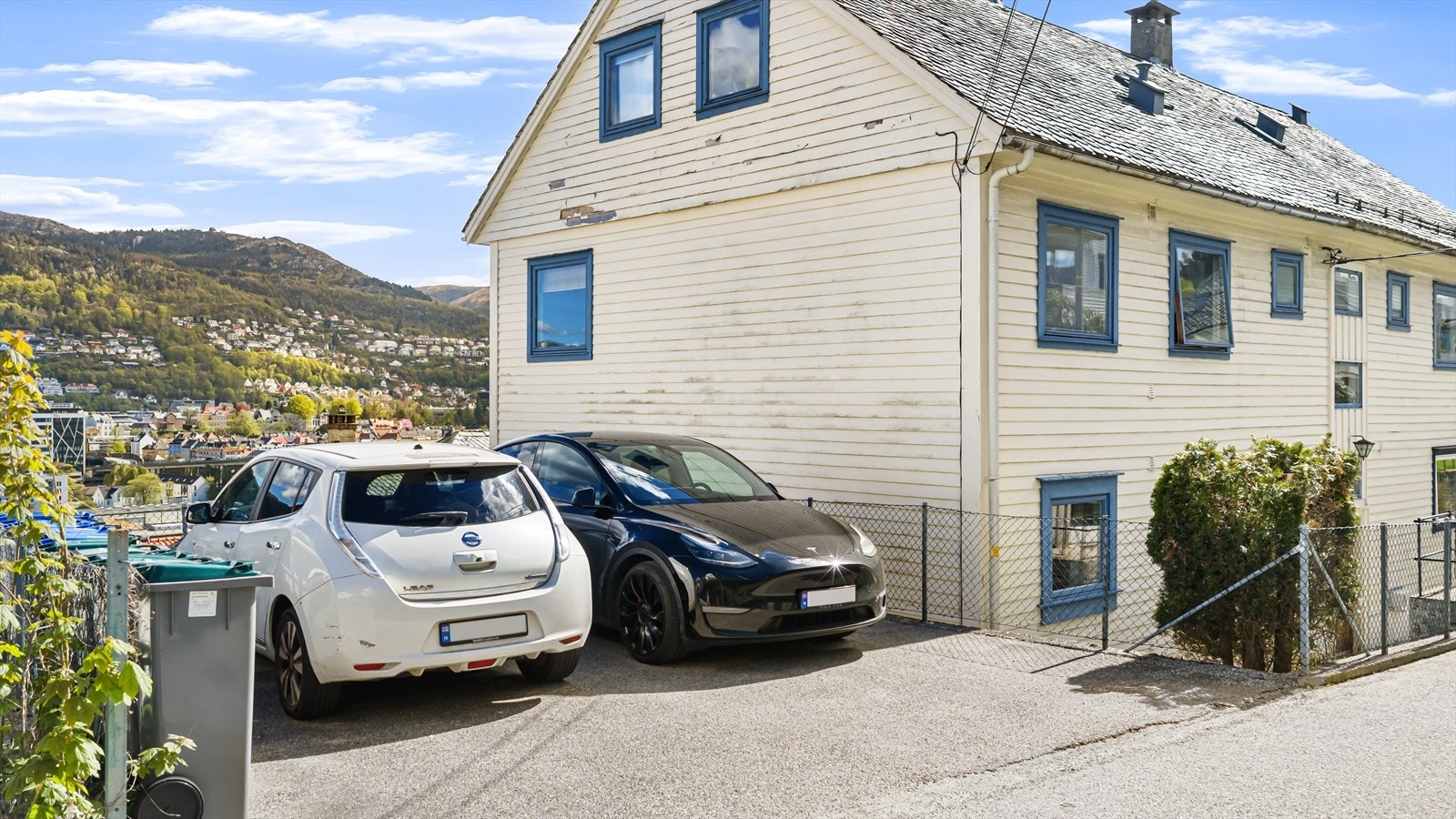 Sameiet har 2 parkeringsplasser. De 3 leilighetene med elbillader montert har fordelt dagene mellom seg slik at når det er deres dag så har de rett på en plass. For øvrig er det soneparkering i gaten. Galleribilde