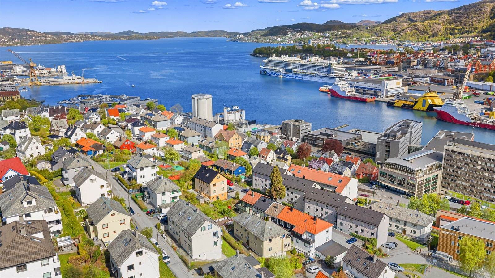 Fra huset er også kort vei til både treningssenter og flotte turterreng. Av turmuligheter kan nevnes turstien til Damsgårdsfjellet som nærmeste alternativ. Det er også kort vei til den nye Løvstien hvor du også kan ta deg videre til toppen av Løvstakken. Galleribilde