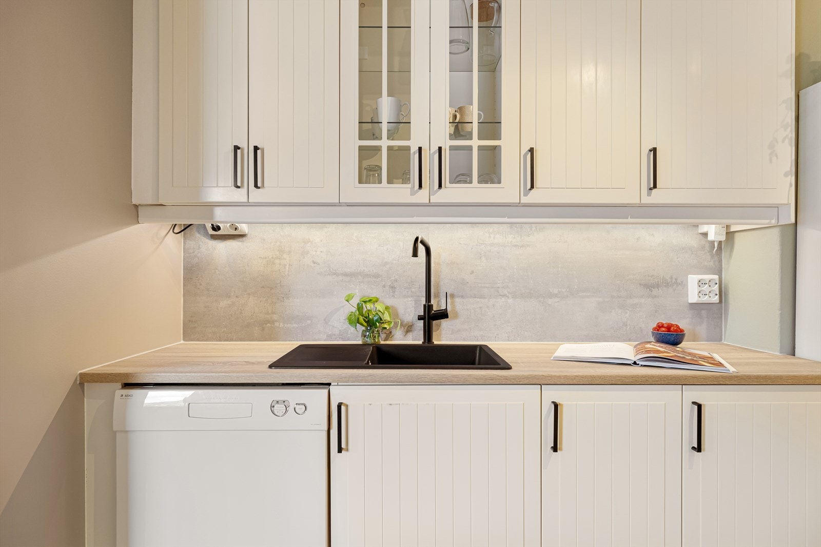 Av integrerte hvitevarer finnes stekeovn fra Gorenje, induksjonstopp fra Siemens, oppvaskmaskin med synlig front fra Asko og ventilator. Galleribilde