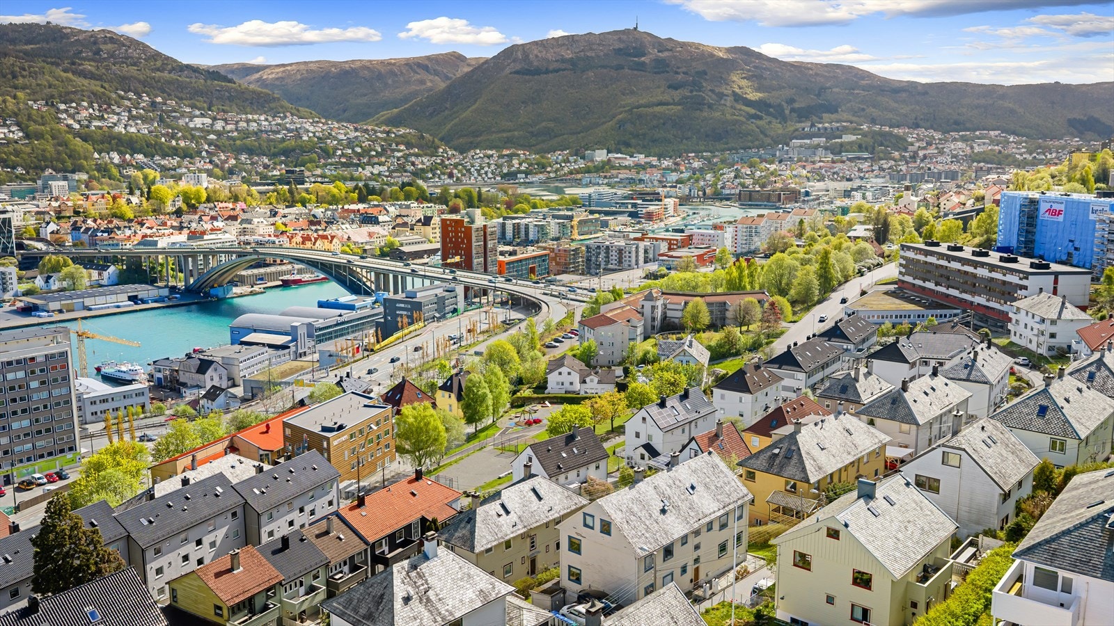 Også kort vei til dagligvarebutikken Kiwi på Hamrehjørnet, samt Laksevåg senter med Vinmonopol, apotek, dagligvarebutikker og mye mer. Galleribilde