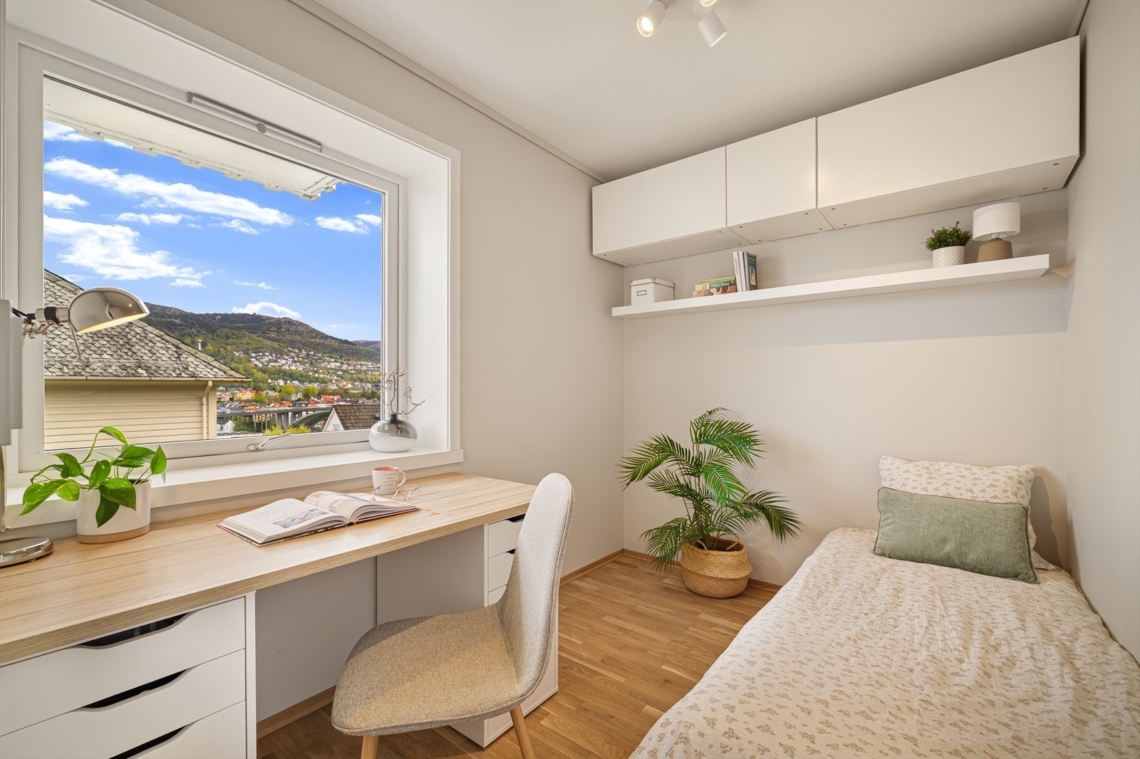 Det andre soverommet har også plass til både seng, garderobe eller øvrig ønsket møblement. Har man ikke behov for ekstra soverom, egner rommet seg også perfekt som arbeidsstasjon for studenten! Galleribilde