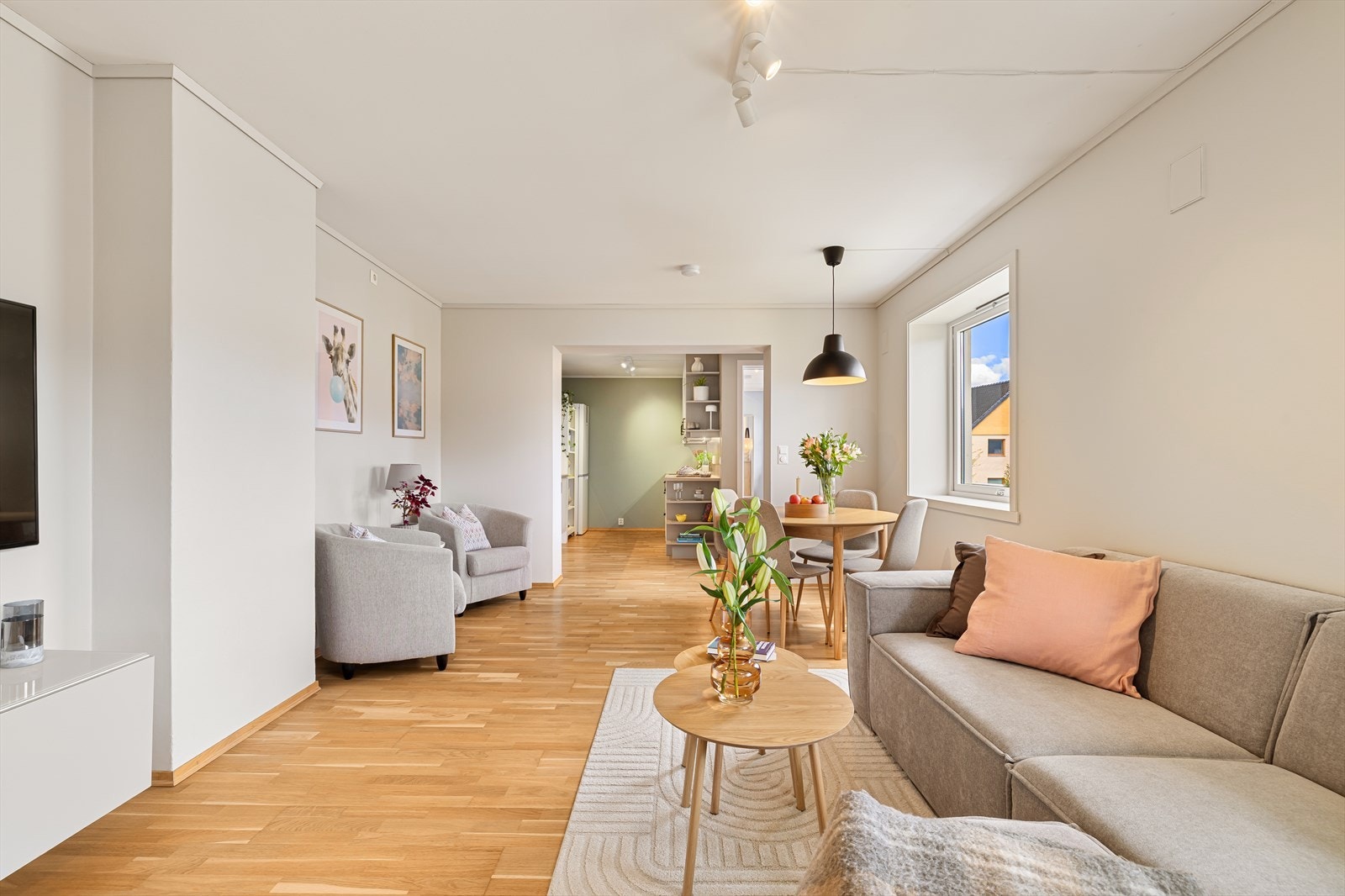 Store vindusflater tilfører rikelig naturlig belysning og skaper en lys og trivelig atmosfære. Galleribilde